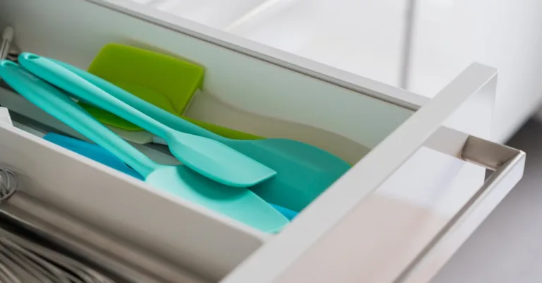découvrez des astuces et solutions pratiques pour une organisation optimale de votre cuisine, afin de gagner de l'espace et faciliter vos préparations culinaires.