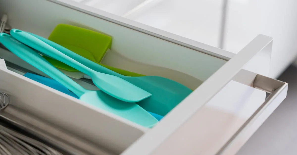 découvrez des astuces et solutions pratiques pour une organisation optimale de votre cuisine, afin de gagner de l'espace et faciliter vos préparations culinaires.