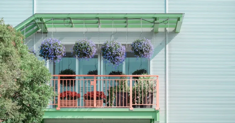 découvrez des plantes de balcon qui aiment le soleil et nécessitent peu d'entretien pour embellir facilement votre espace extérieur.
