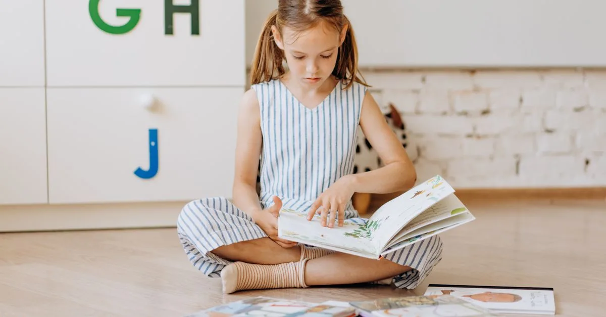 découvrez les bases de la littératie précoce pour accompagner le développement des compétences en lecture et écriture chez les jeunes enfants.