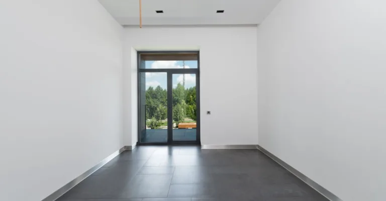 découvrez comment choisir le sens de pose des carreaux grand format pour créer un espace harmonieux, élégant et visuellement équilibré.