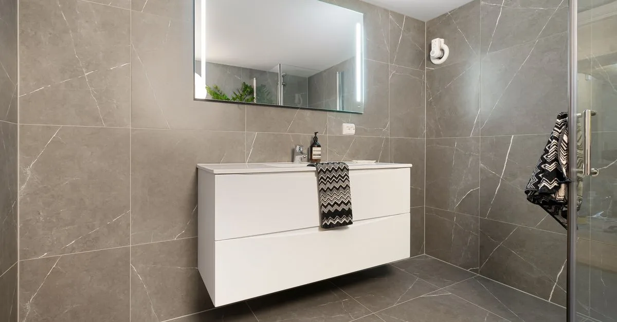 découvrez les différences entre les joints de carrelage pour carreaux rectifiés et non rectifiés, ainsi que la largeur recommandée pour une finition durable et harmonieuse.