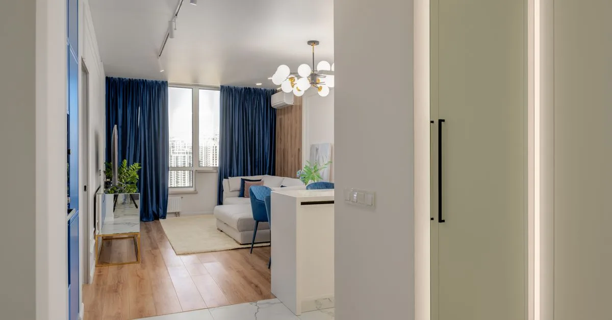 découvrez dans quel sens poser un carrelage imitation bois dans un couloir étroit pour agrandir visuellement l’espace et harmoniser la pièce.