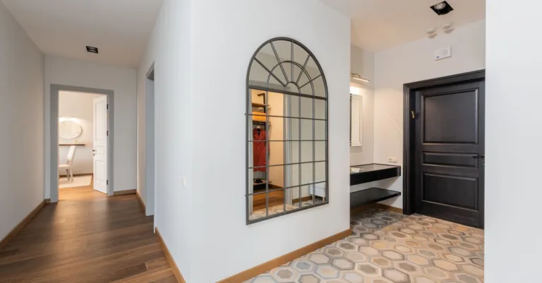 découvrez dans quel sens poser un carrelage imitation bois dans un couloir étroit pour agrandir visuellement l’espace et harmoniser la décoration.