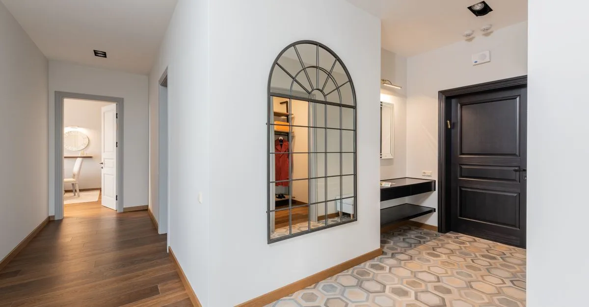 découvrez dans quel sens poser un carrelage imitation bois dans un couloir étroit pour agrandir visuellement l’espace et harmoniser la décoration.